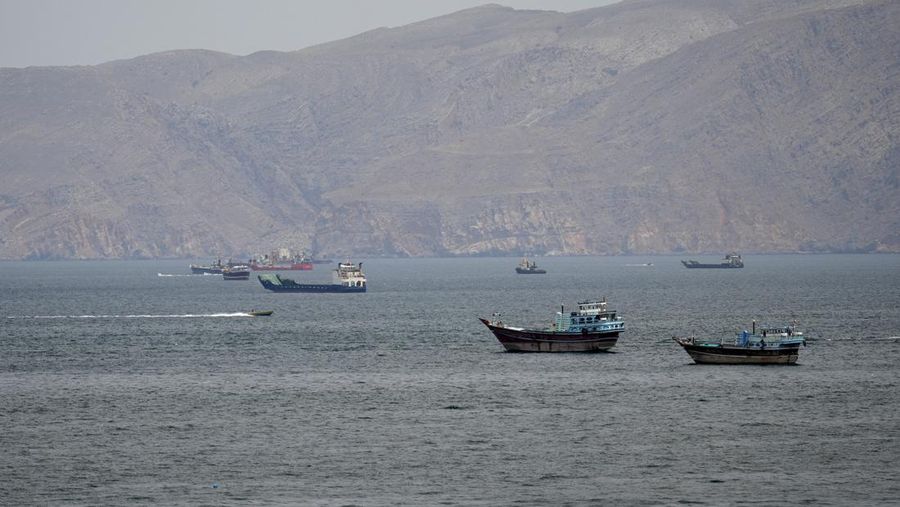 Kapal dan perahu di Selat Hormuz, Musandam, Oman, 22 April 2026.
