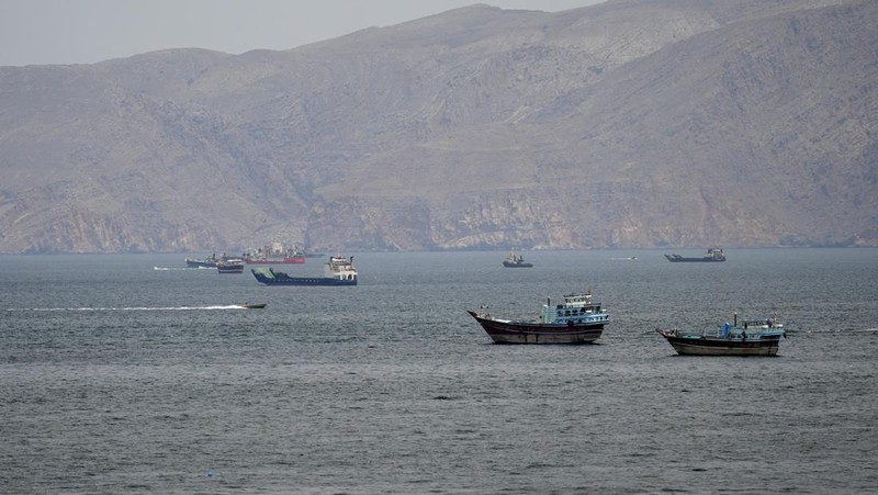 Kapal dan perahu di Selat Hormuz, Musandam, Oman, 22 April 2026.
