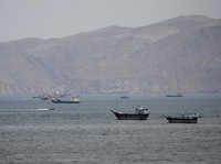 Kapal dan perahu di Selat Hormuz, Musandam, Oman, 22 April 2026. (REUTERS/Stringer)