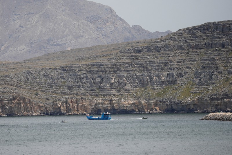 Kapal dan perahu di Selat Hormuz, Musandam, Oman, 22 April 2026. (REUTERS/Stringer)