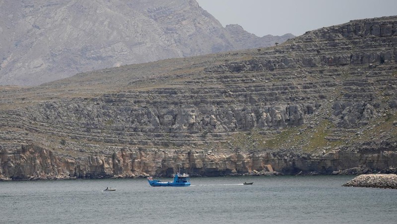 Kapal dan perahu di Selat Hormuz, Musandam, Oman, 22 April 2026.