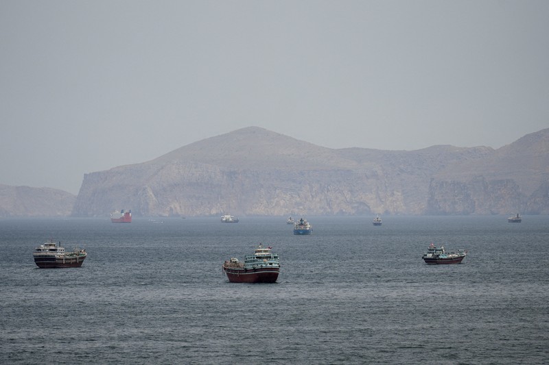 Kapal dan perahu di Selat Hormuz, Musandam, Oman, 22 April 2026. (REUTERS/Stringer)