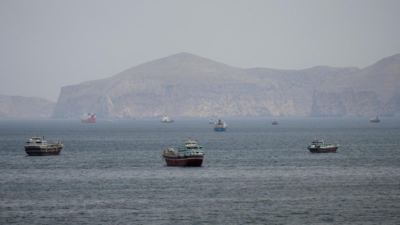 Kapal dan perahu di Selat Hormuz, Musandam, Oman, 22 April 2026. (REUTERS/Stringer)