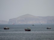 Kapal dan perahu di Selat Hormuz, Musandam, Oman, 22 April 2026. (REUTERS/Stringer)