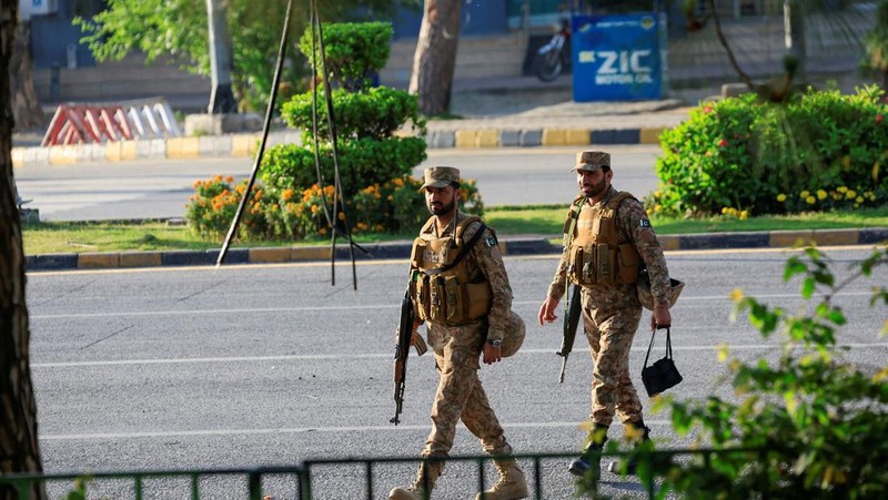 Keamanan di ibu kota Pakistan, Islamabad, meningkat menjelang perundingan damai antara Amerika Serikat (AS) dan Iran dalam beberapa hari mendatang. Pakistan memberlakukan sejumlah pembatasan jelang pertemuan delegasi AS dan Iran. (REUTERS/Akhtar Soom