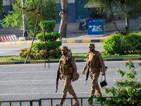 Keamanan di ibu kota Pakistan, Islamabad, meningkat menjelang perundingan damai antara Amerika Serikat (AS) dan Iran dalam beberapa hari mendatang. Pakistan memberlakukan sejumlah pembatasan jelang pertemuan delegasi AS dan Iran. (REUTERS/Akhtar Soom