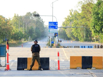 Keamanan di ibu kota Pakistan, Islamabad, meningkat menjelang perundingan damai antara Amerika Serikat (AS) dan Iran dalam beberapa hari mendatang. Pakistan memberlakukan sejumlah pembatasan jelang pertemuan delegasi AS dan Iran. (REUTERS/Akhtar Soom