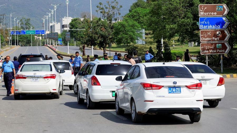 Keamanan di ibu kota Pakistan, Islamabad, meningkat menjelang perundingan damai antara Amerika Serikat (AS) dan Iran dalam beberapa hari mendatang. Pakistan memberlakukan sejumlah pembatasan jelang pertemuan delegasi AS dan Iran. (REUTERS/Akhtar Soom