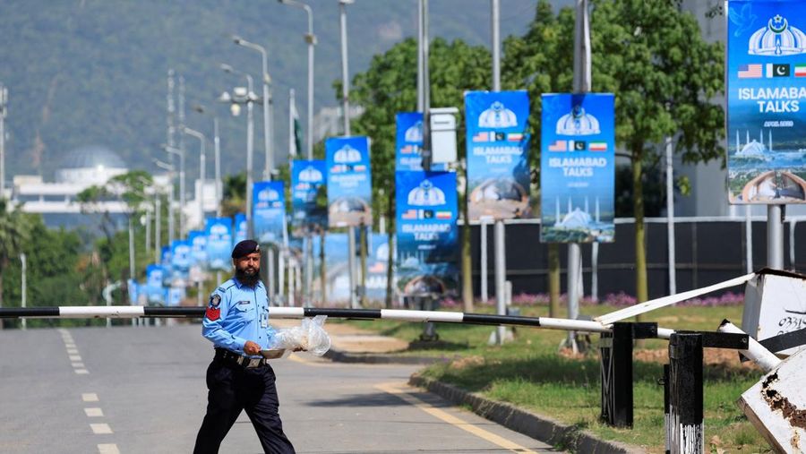 Keamanan di ibu kota Pakistan, Islamabad, meningkat menjelang perundingan damai antara Amerika Serikat (AS) dan Iran dalam beberapa hari mendatang. Pakistan memberlakukan sejumlah pembatasan jelang pertemuan delegasi AS dan Iran. (REUTERS/Akhtar Soom