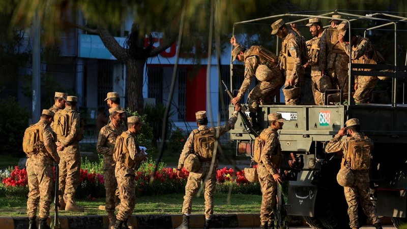 Keamanan di ibu kota Pakistan, Islamabad, meningkat menjelang perundingan damai antara Amerika Serikat (AS) dan Iran dalam beberapa hari mendatang. Pakistan memberlakukan sejumlah pembatasan jelang pertemuan delegasi AS dan Iran. (REUTERS/Akhtar Soom