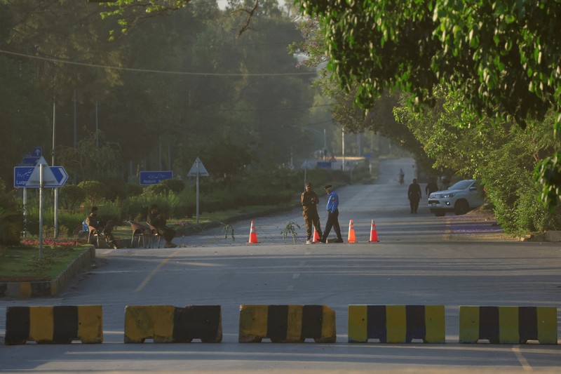 Keamanan di ibu kota Pakistan, Islamabad, meningkat menjelang perundingan damai antara Amerika Serikat (AS) dan Iran dalam beberapa hari mendatang. Pakistan memberlakukan sejumlah pembatasan jelang pertemuan delegasi AS dan Iran. (REUTERS/Akhtar Soomro)
