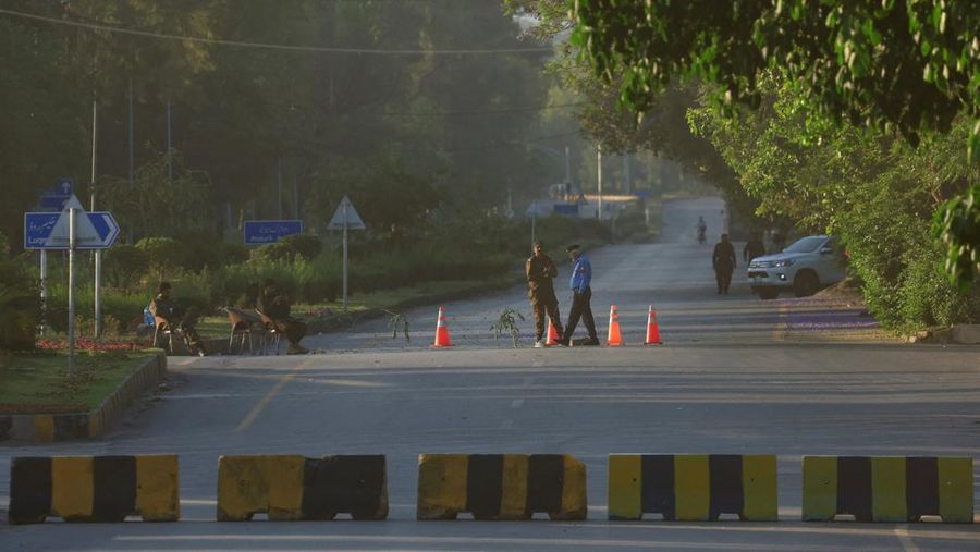 Keamanan di ibu kota Pakistan, Islamabad, meningkat menjelang perundingan damai antara Amerika Serikat (AS) dan Iran dalam beberapa hari mendatang. Pakistan memberlakukan sejumlah pembatasan jelang pertemuan delegasi AS dan Iran. (REUTERS/Akhtar Soom