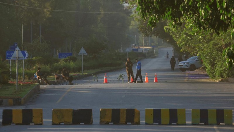 Keamanan di ibu kota Pakistan, Islamabad, meningkat menjelang perundingan damai antara Amerika Serikat (AS) dan Iran dalam beberapa hari mendatang. Pakistan memberlakukan sejumlah pembatasan jelang pertemuan delegasi AS dan Iran. (REUTERS/Akhtar Soom