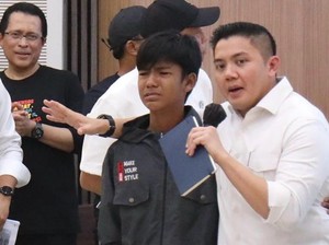 Tangis Al di Pelukan Seskab Teddy: Saya Ingin Sekolah, Pak!