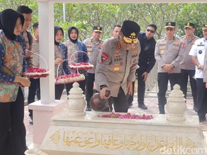 Wakapolri Tinjau Museum hingga Ziarah ke Makam Marsinah di Nganjuk