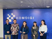 Menteri Komunikasi dan Digital, Meutya Hafid, dalam konferensi pers, Rabu (22/4/2026). (CNBC Indonesia/Novina Putri Bestari)