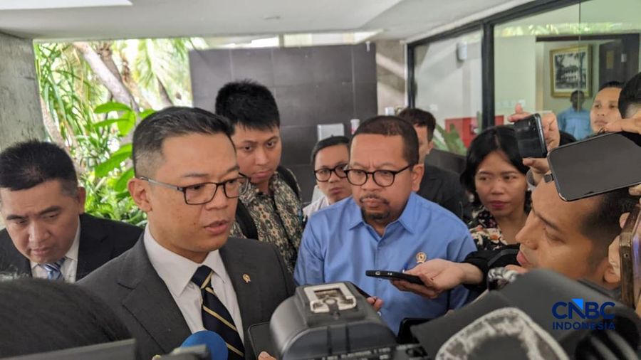 Menteri Luar Negeri Sugiono memberikan keterangan kepada wartawan di Kantor Staf Kepresidenan, Jakarta Pusat, Rabu (22/4/2026). (CNBC Indonesia/Emir Yanwardhana)