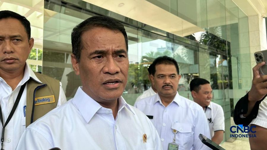 Mentan Amran menjelaskan rencana ekspor pupuk RI ke Brasil dan negara lainnya, Jakarta, Rabu (22/4/2026). (CNBC Indonesia/Martyasari Rizky)