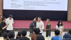 Tangis Siswa SR di Pelukan Seskab Teddy: Belum Pernah Sekolah