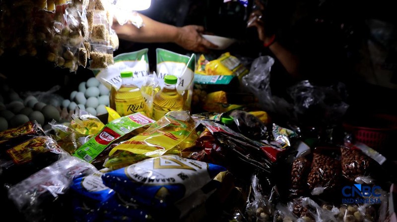Pekerja menata minyak goreng di kawasan Pasar Pondok Labu, Jakarta Selatan, Rabu, (22/4/2026).