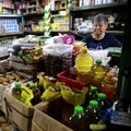 Pekerja menata minyak goreng di kawasan Pasar Pondok Labu, Jakarta Selatan, Rabu, (22/4/2026). (CNBC Indonesia/Muhammad Sabki)