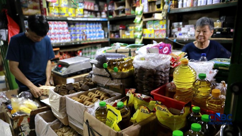 Pekerja menata minyak goreng di kawasan Pasar Pondok Labu, Jakarta Selatan, Rabu, (22/4/2026).