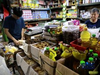 Pekerja menata minyak goreng di kawasan Pasar Pondok Labu, Jakarta Selatan, Rabu, (22/4/2026). (CNBC Indonesia/Muhammad Sabki)