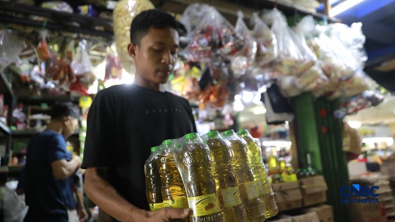 Pekerja menata minyak goreng di kawasan Pasar Pondok Labu, Jakarta Selatan, Rabu, (22/4/2026).