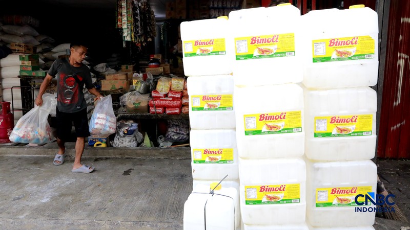 Pekerja menuang minyak curah ke dalam plastik kiloan di kawasan Pasar Pondok Labu, Jakarta Selatan, Rabu, (22/4/2026). (CNBC Indonesia/Muhammad Sabki)