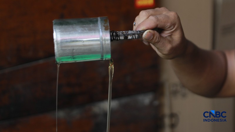 Pekerja menuang minyak curah ke dalam plastik kiloan di kawasan Pasar Pondok Labu, Jakarta Selatan, Rabu, (22/4/2026). (CNBC Indonesia/Muhammad Sabki)