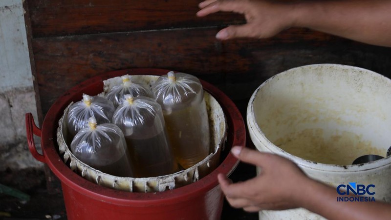 Pekerja menuang minyak curah ke dalam plastik kiloan di kawasan Pasar Pondok Labu, Jakarta Selatan, Rabu, (22/4/2026). (CNBC Indonesia/Muhammad Sabki)