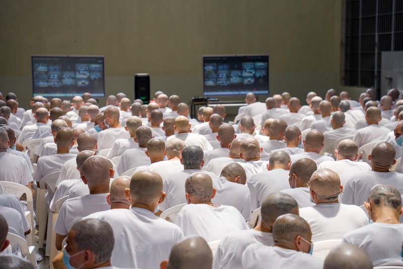 Pengadilan El Salvador mengadili hampir 500 anggota gangster sadis dan brutal Mara Salvatrucha (MS-13) pada Selasa (21/4/2026) atas tuduhan ribuan kasus pembunuhan. (REUTERS/Jose Cabezas)