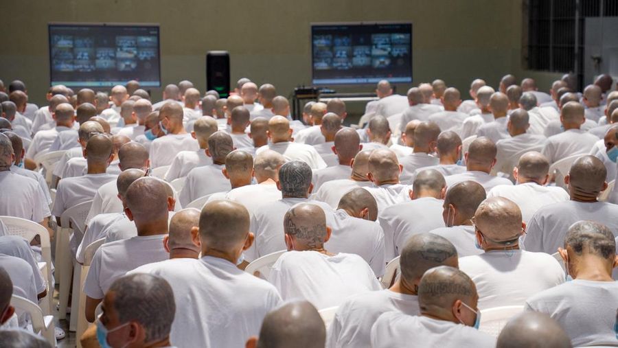 Pengadilan El Salvador mengadili hampir 500 anggota gangster sadis dan brutal Mara Salvatrucha (MS-13) pada Selasa (21/4/2026) atas tuduhan ribuan kasus pembunuhan. (REUTERS/Jose Cabezas)