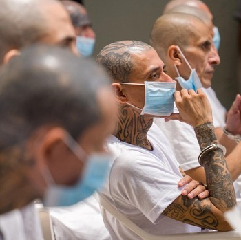Pengadilan El Salvador mengadili hampir 500 anggota gangster sadis dan brutal Mara Salvatrucha (MS-13) pada Selasa (21/4/2026) atas tuduhan ribuan kasus pembunuhan. (REUTERS/Jose Cabezas)