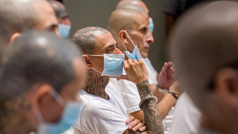 Pengadilan El Salvador mengadili hampir 500 anggota gangster sadis dan brutal Mara Salvatrucha (MS-13) pada Selasa (21/4/2026) atas tuduhan ribuan kasus pembunuhan. (REUTERS/Jose Cabezas)