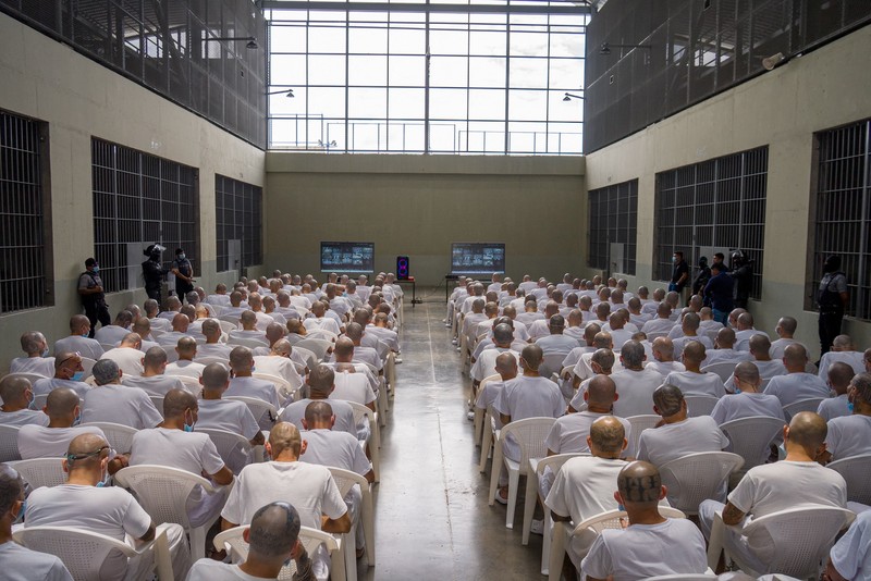 Pengadilan El Salvador mengadili hampir 500 anggota gangster sadis dan brutal Mara Salvatrucha (MS-13) pada Selasa (21/4/2026) atas tuduhan ribuan kasus pembunuhan. (REUTERS/Jose Cabezas)