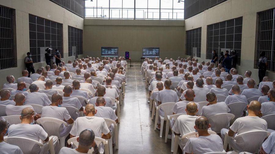 Pengadilan El Salvador mengadili hampir 500 anggota gangster sadis dan brutal Mara Salvatrucha (MS-13) pada Selasa (21/4/2026) atas tuduhan ribuan kasus pembunuhan. (REUTERS/Jose Cabezas)