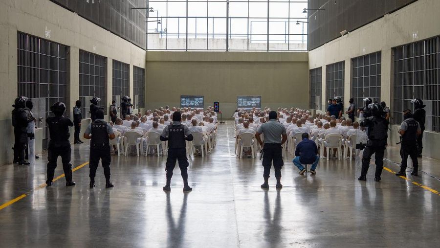 Pengadilan El Salvador mengadili hampir 500 anggota gangster sadis dan brutal Mara Salvatrucha (MS-13) pada Selasa (21/4/2026) atas tuduhan ribuan kasus pembunuhan. (REUTERS/Jose Cabezas)