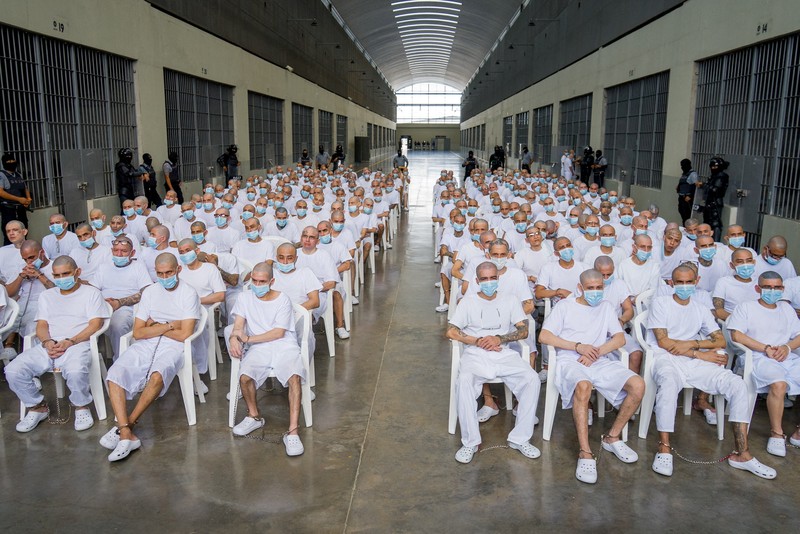 Pengadilan El Salvador mengadili hampir 500 anggota gangster sadis dan brutal Mara Salvatrucha (MS-13) pada Selasa (21/4/2026) atas tuduhan ribuan kasus pembunuhan. (REUTERS/Jose Cabezas)