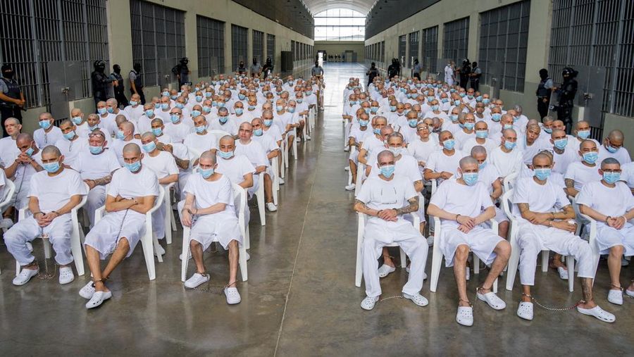 Pengadilan El Salvador mengadili hampir 500 anggota gangster sadis dan brutal Mara Salvatrucha (MS-13) pada Selasa (21/4/2026) atas tuduhan ribuan kasus pembunuhan. (REUTERS/Jose Cabezas)