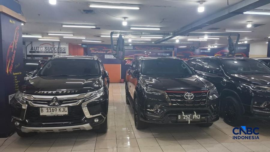 Penjualan mobil bekas Pajero, Fortuner, hingga Innova diesel efek harga solar naik di WTC Mangga Dua, Jakarta, Rabu (22/4/2026). (CNBC Indonesia/Chandra Dwi Pranata)