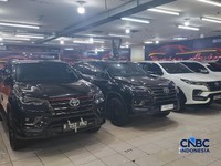 Penjualan mobil bekas Pajero, Fortuner, hingga Innova diesel efek harga solar naik di WTC Mangga Dua, Jakarta, Rabu (22/4/2026). (CNBC Indonesia/Chandra Dwi Pranata)