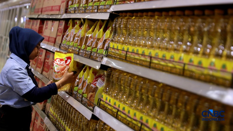 Pekerja menuang minyak curah ke dalam plastik kiloan di kawasan Pasar Pondok Labu, Jakarta Selatan, Rabu, (22/4/2026). (CNBC Indonesia/Muhammad Sabki)