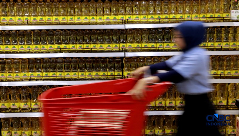 Pekerja menuang minyak curah ke dalam plastik kiloan di kawasan Pasar Pondok Labu, Jakarta Selatan, Rabu, (22/4/2026). (CNBC Indonesia/Muhammad Sabki)
