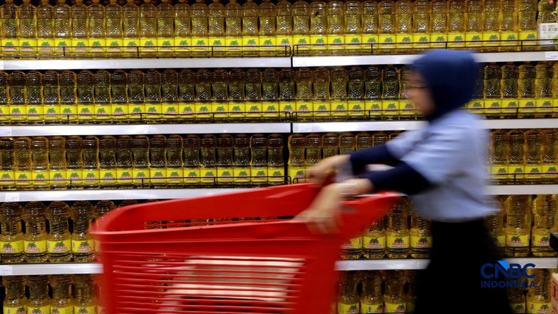 Petugas menata minyak goreng di rak sebuah ritel modern di kawasan Jakarta, Rabu, (22/4/2026).