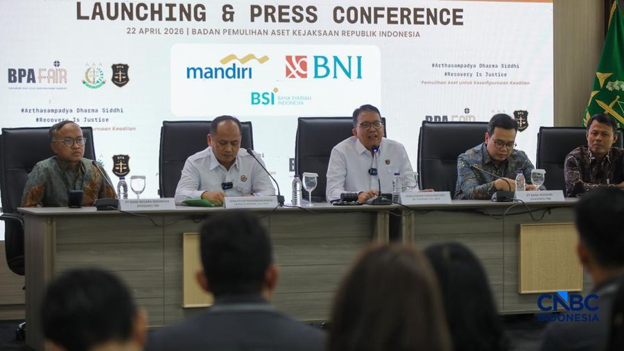 Petugas meninjau mobil sitaan Kejaksaan Agung (Kejagung) nan terparkir di instansi Badan Pemulihan Aset (BPA) Kejagung RI, Jakarta, Rabu (22/4/2026). (CNBC Indoneisa/Faisal Rahman)