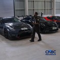 Petugas meninjau mobil sitaan Kejaksaan Agung (Kejagung) yang terparkir di kantor Badan Pemulihan Aset (BPA) Kejagung RI, Jakarta, Rabu (22/4/2026). (CNBC Indoneisa/Faisal Rahman)