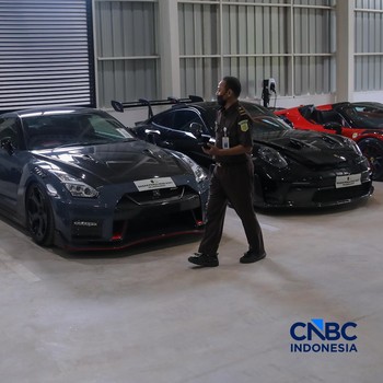 Petugas meninjau mobil sitaan Kejaksaan Agung (Kejagung) yang terparkir di kantor Badan Pemulihan Aset (BPA) Kejagung RI, Jakarta, Rabu (22/4/2026). (CNBC Indoneisa/Faisal Rahman)