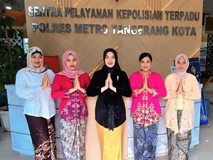 Momen Beda Polwan Polda Metro Berkebaya Layani Warga di Hari Kartini