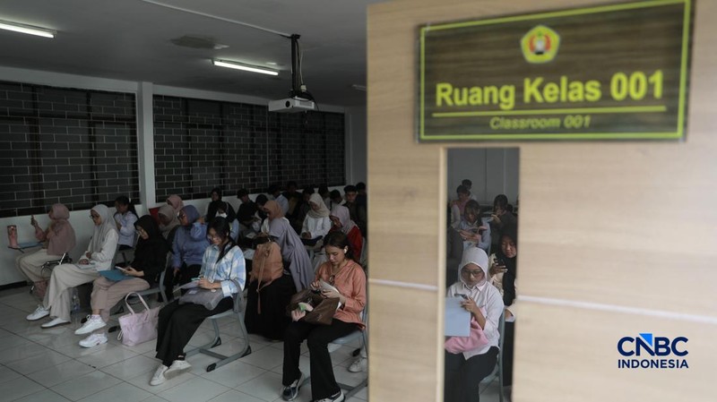 Sejumlah calon mahasiswa bersiap untuk mengikuti pelaksanaan Seleksi Nasional Berdasarkan Tes (SNBT) 2026 di Universitas Pembangunan Nasional Veteran Jakarta (UPNVJ), Limo, Depok, Jawa Barat, Rabu (22/4/2026). (CNBC Indonesia/Muhammad Sabki)